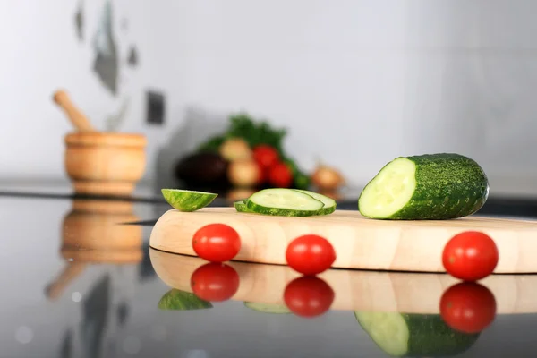 Voedingsmiddelen en nieuwe voedselingrediënten hakken. — Stockfoto