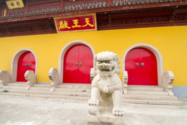 Buddha Tapınağı ve koruyucu heykeli