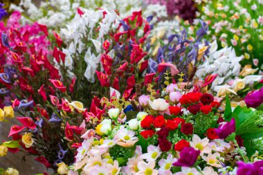 Dekoratif suni çiçekler