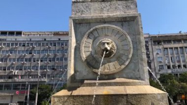 Belgrad, Sırbistan - 09 11 Eylül 2020: Belgrad şehir merkezinde ünlü Terazije çeşmesi