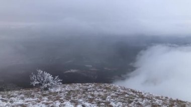 Dağlarda güçlü bir rüzgar esiyor