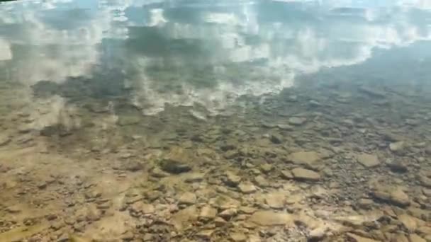 Vista Superficie Del Lago Suelo Través Del Agua Transparente Cristalina — Vídeo de stock