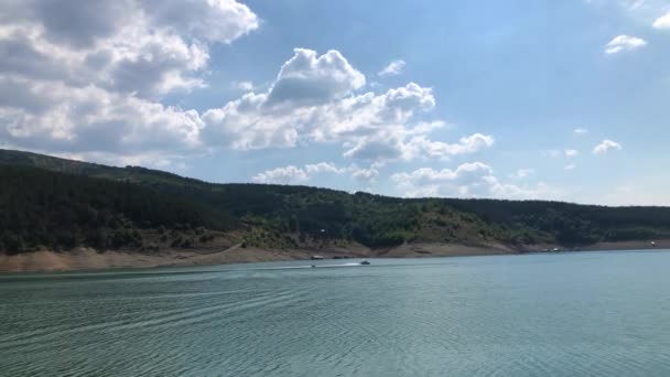 夏日阳光明媚的高山湖畔滑水 — 图库视频影像