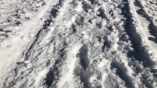 在一个阳光明媚的冬日 走在雪地的小径上 — 图库视频影像