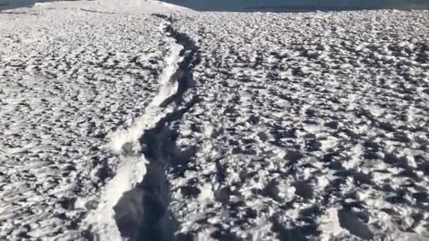 Caminar Través Nieve Profunda Día Soleado Invierno — Vídeo de stock