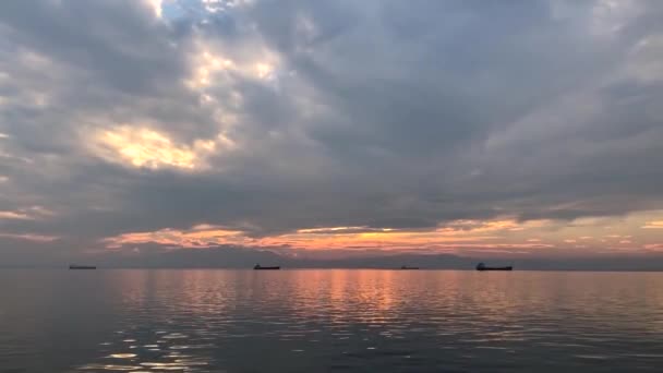 Widok Statki Towarowe Oddali Otwartym Morzu Zachodzie Słońca Spokojnej Atmosferze — Wideo stockowe