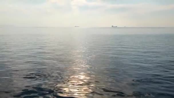 穏やかな雰囲気の中 外洋の遠くにある貨物船での眺め — ストック動画