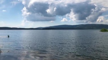 Güneşli bir yaz gününde dağ gölü manzarası