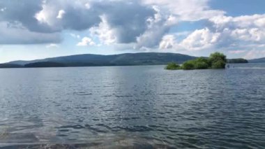 Güneşli bir yaz gününde dağ gölü manzarası