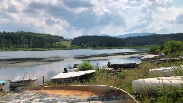 Velhos Novos Barcos Estacionados Margem Lago Dia Ensolarado Verão — Vídeo de Stock