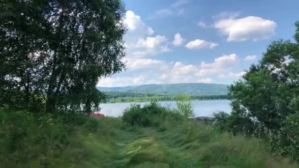 夏日阳光明媚 漫步在高山湖畔的草地上 — 图库视频影像