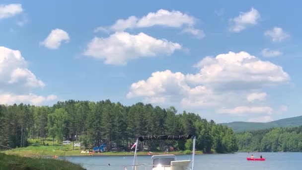 在阳光明媚的夏日 在高山湖中划船 — 图库视频影像