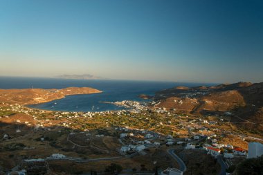 Yunanistan 'ın Serifos adasındaki Chora kasabasının tepesinden Livadi Koyu' na bakın.