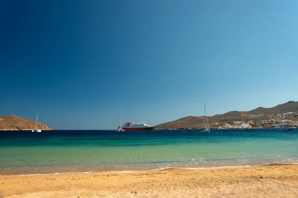 Livadi Strand Mit Blick Über Den Hafen Auf Der Insel — Stockfoto