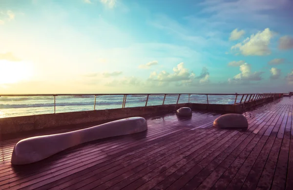 石板凳和 besprinkled 与海水的木甲板 免版税图库图片