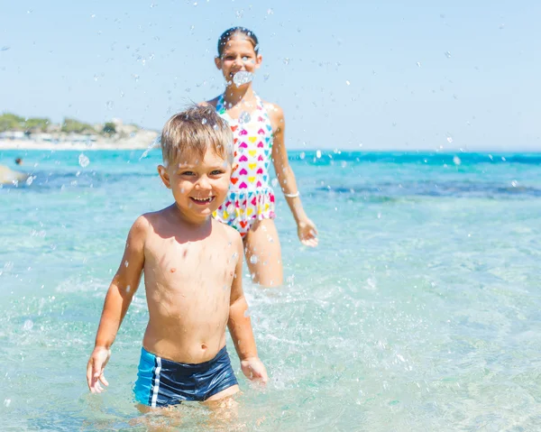 Jonge kind spelen in de zee — Stockfoto