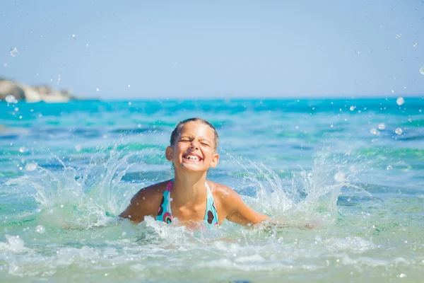 Giovane ragazza che gioca nel mare — Foto Stock