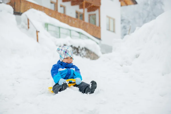 The boy goes for a drive on an snow slope. — Stock Photo, Image