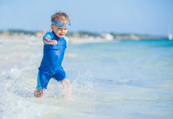 Netter Junge am Strand — Stockfoto