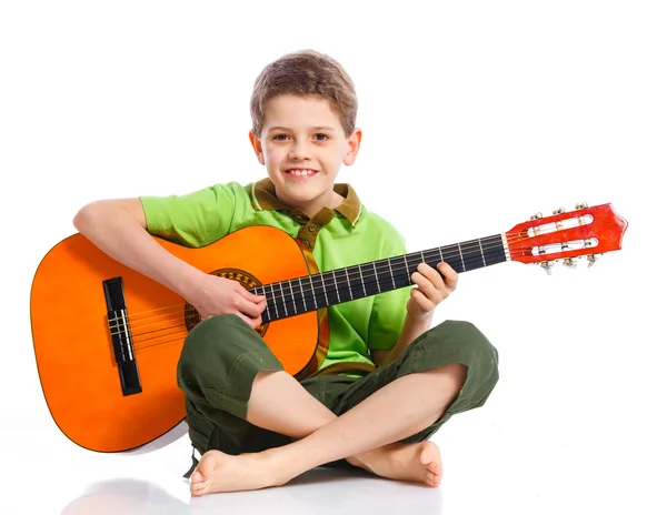 西班牙古典吉他的男孩 — 图库照片