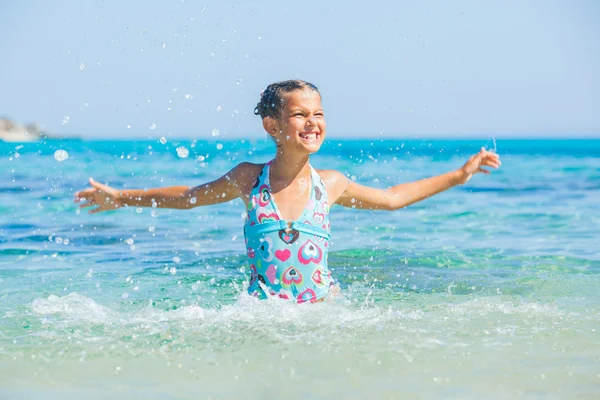 Jeune fille jouant dans la mer — Photo