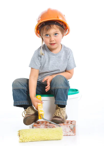 Ragazzo in cappello duro con mattone — Foto Stock