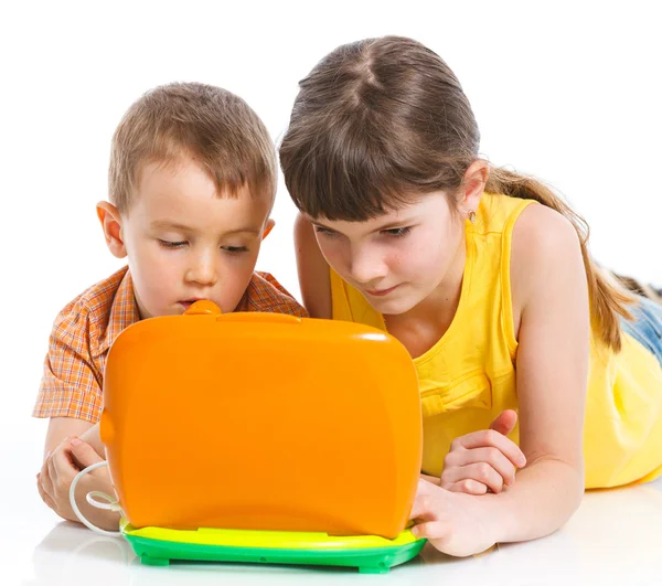 Barn med laptop — Stockfoto