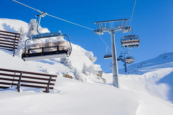 Teleferik sandalyeler — Stok fotoğraf