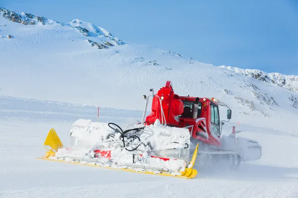 Máquina vermelha para preparação de pistas de esqui — Fotografia de Stock