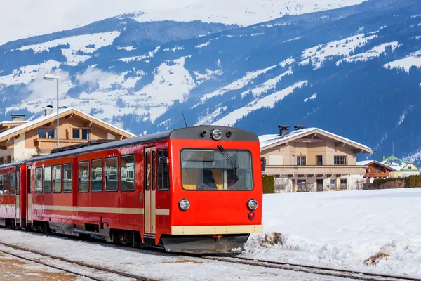Červený vlak v Rakousku — Stock fotografie