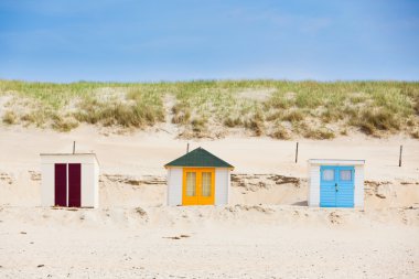 Sahilde mavi gökyüzü olan evler