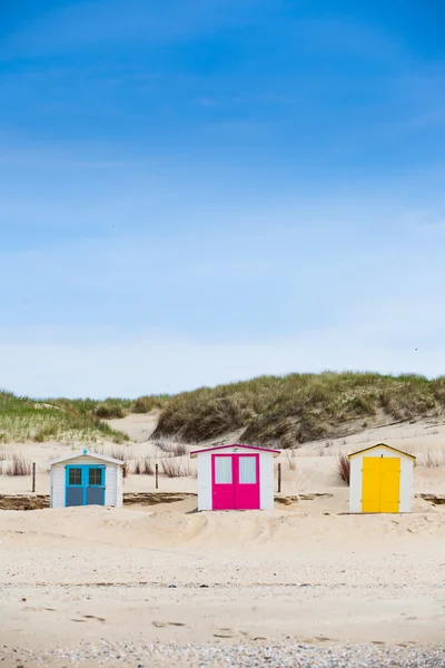 Domy na plaży z błękitnym niebem — Zdjęcie stockowe