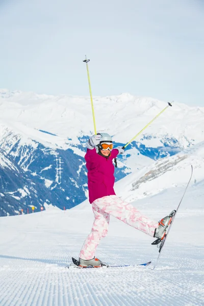 Niña feliz esquiando cuesta abajo —  Fotos de Stock