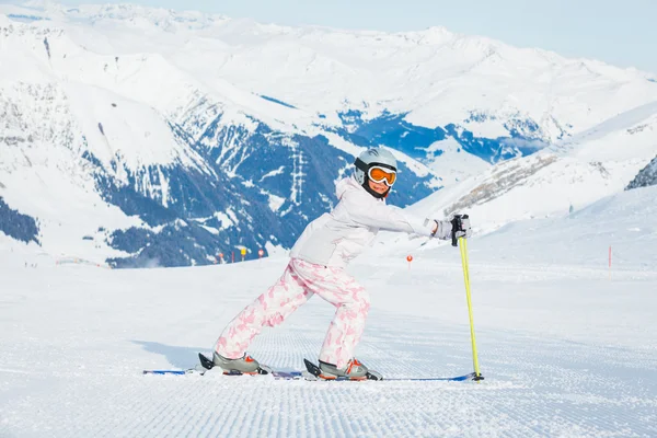 Feliz menina esqui downhill — Fotografia de Stock