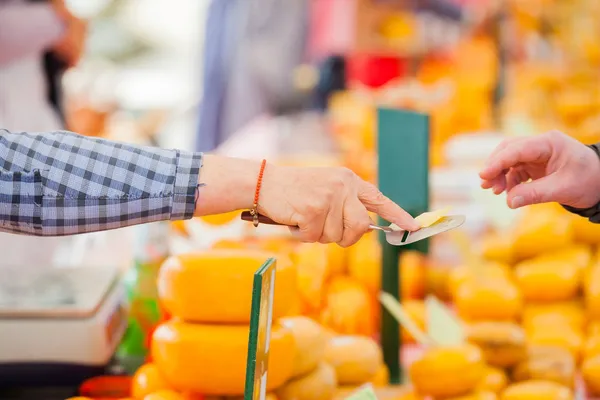 Male hands cutting dutch cheese — Stock Photo, Image