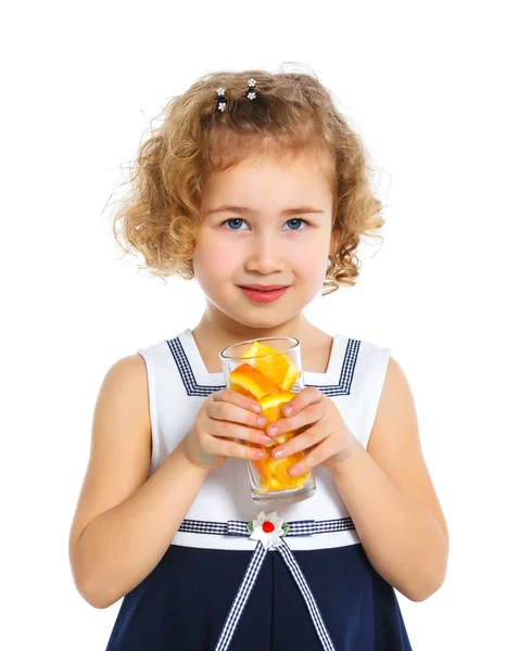 오렌지 주스를 마시는 작은 소녀의 초상화 — 스톡 사진