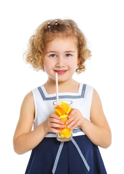 Portrét holčička pít pomerančový džus — Stock fotografie