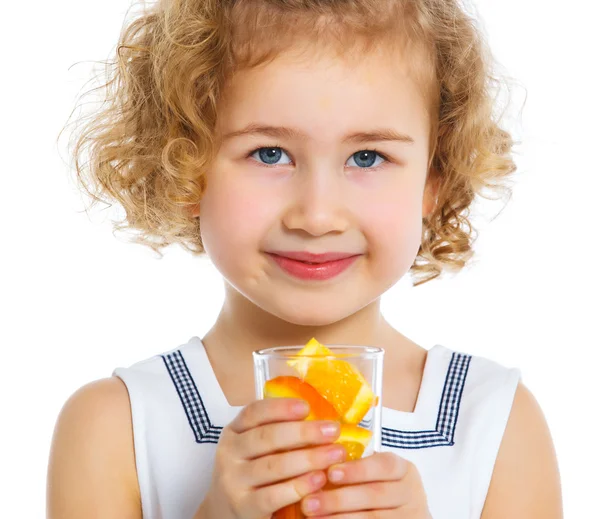 Porträt eines kleinen Mädchens, das Orangensaft trinkt — Stockfoto