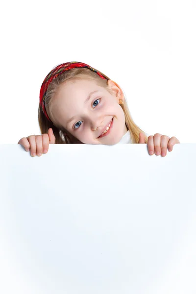 空白のボードを持つ若い女の子 — ストック写真