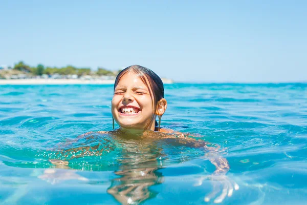 Chica joven jugando en el mar — Foto de Stock