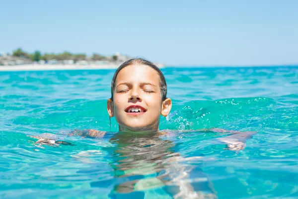 Chica joven jugando en el mar — Foto de Stock