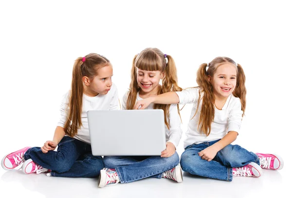 Três menina atraente usando um laptop — Fotografia de Stock