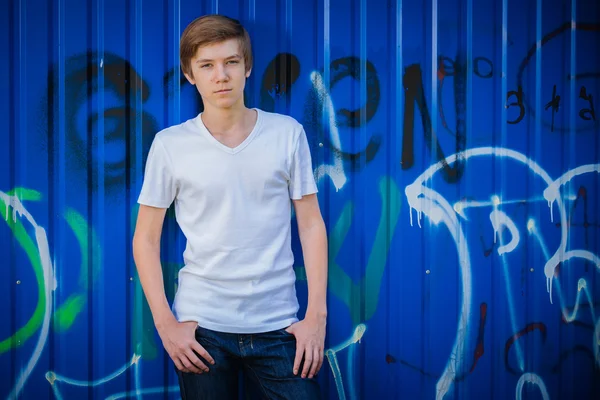 Junger lächelnder Teenager — Stockfoto