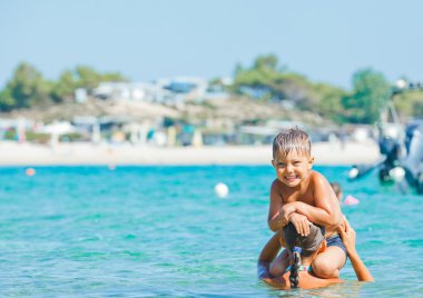 Denizde oynayan çocuklar