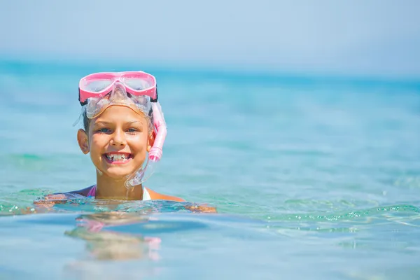 Cute girl playing in the sea — Stock Photo, Image