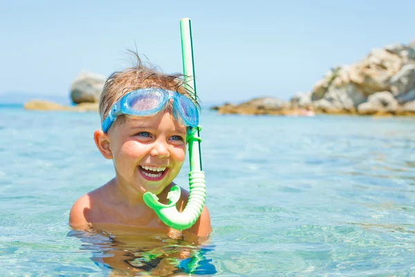 Rapaz bonito brincando no mar — Fotografia de Stock