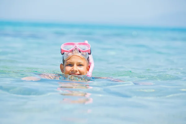 Söt flicka som leker i havet — Stockfoto