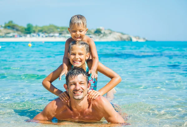 Family playing in the sea — Stock Photo, Image