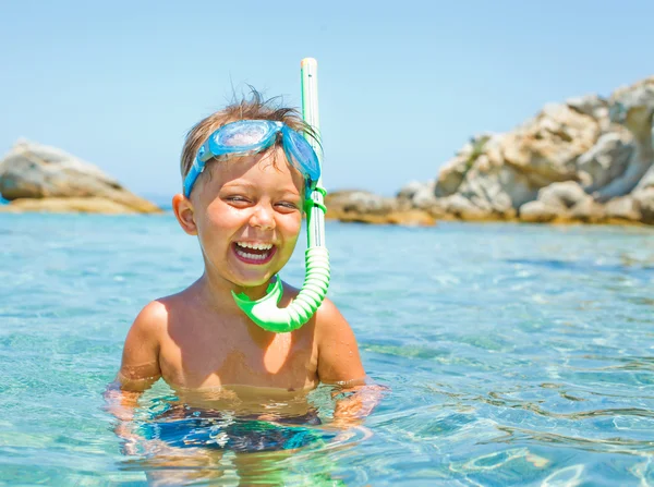 Schattige jongen spelen in de zee — Stockfoto