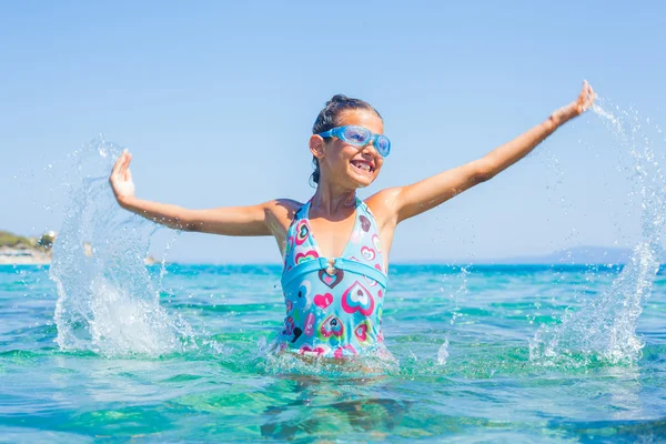 Chica joven jugando en el mar — Foto de Stock